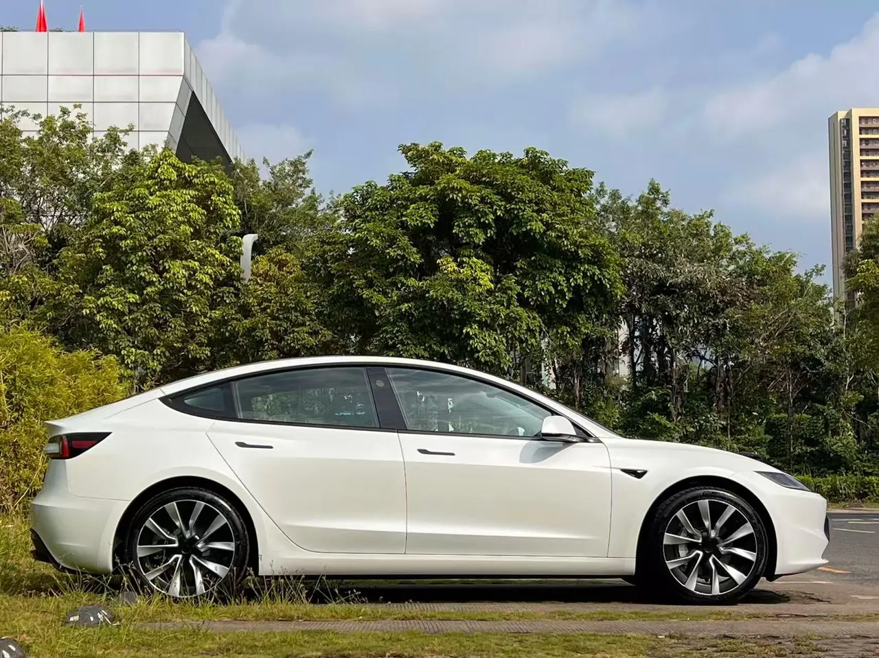 Tesla 2023 Model 3 Rejuvenation Edition Rear Wheel Drive Automatic Transmission 2