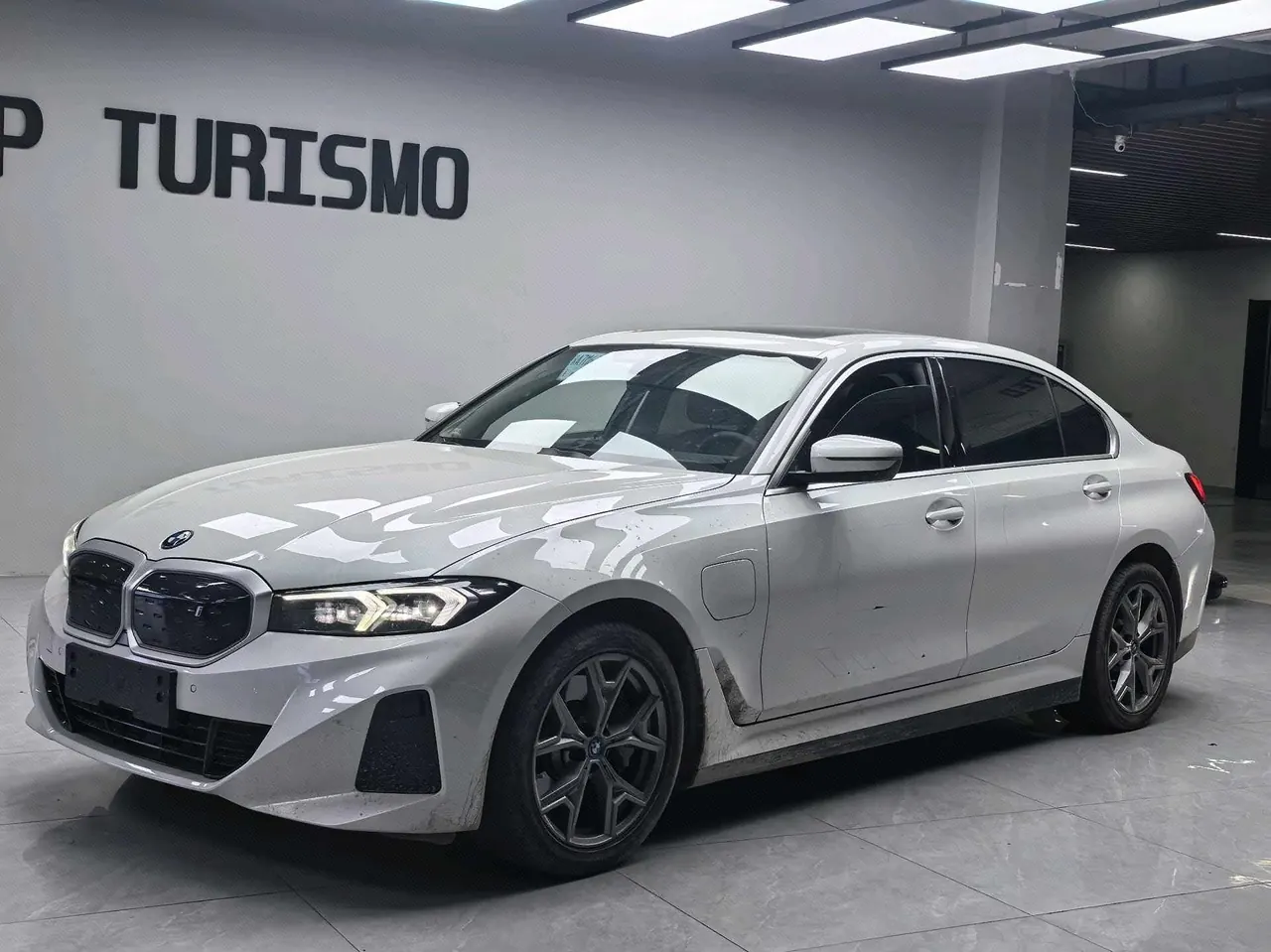 Open image lightbox: BMW 2024 i3 eDrive 35 L automatic gear