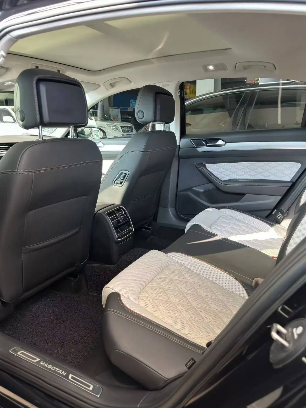 Volkswagen 2023 Magotan 2.0TSI 330TSI 2 million Commemorative Luxury Automatic Gear 3