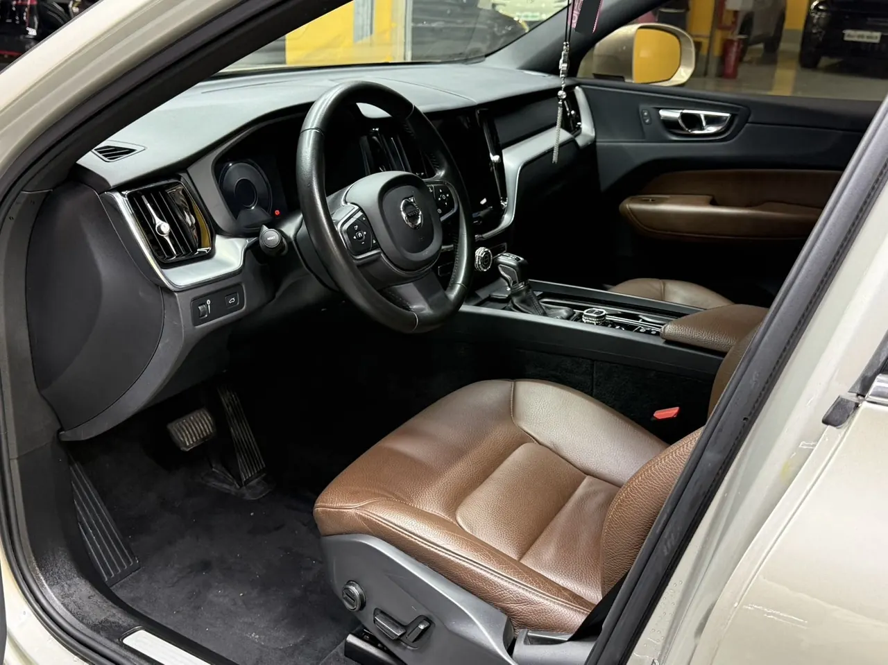 Volvo 2021 XC60 2.0T T5 4-wheel drive smart luxury automatic gear 4