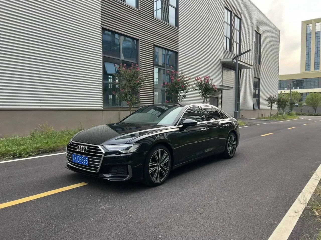 Открыть галерею: Audi 2021 A6L 2.0TFSI 40TFSI Deluxe Dynamic Automatic