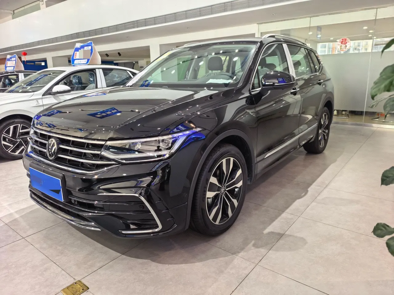打开图片灯箱:Volkswagen 2025 Tiguan L R-Line 2.0TSI 330TSI outstanding two-wheel drive R-Line Long Yao version automatic gear