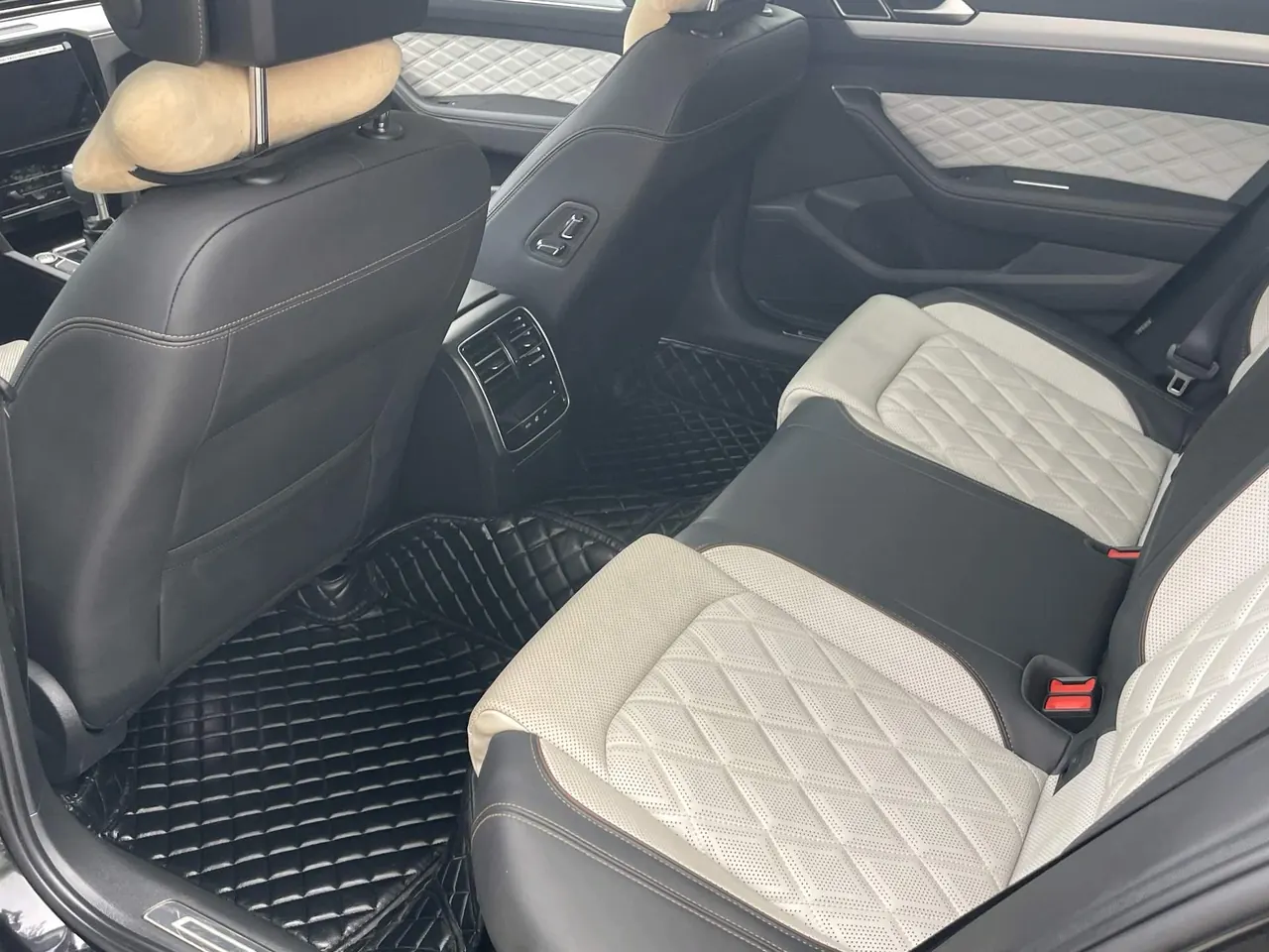 Volkswagen 2023 Magotan 2.0TSI 330TSI 2 million Commemorative Luxury Automatic Gear 4