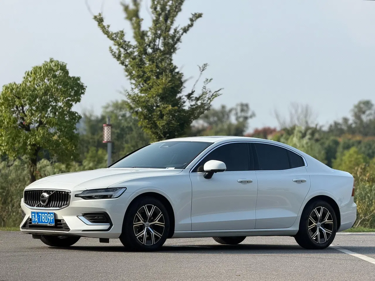 Открыть галерею: Volvo 2026 S60 48V 2.0T B4 Zhiyi Deluxe Edition Automatic Gear