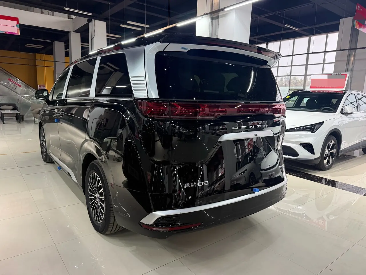 Denza 2026 Denza D9 DM-i 1.5T stepless four-wheel drive flash charging luxury automatic gear 4