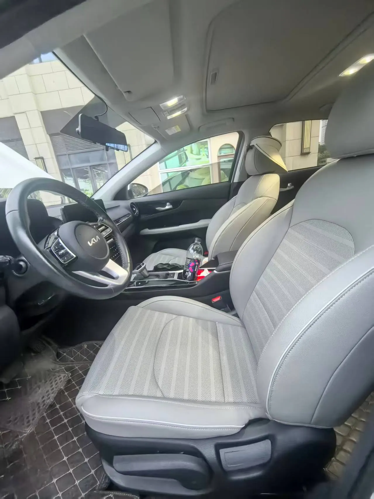 Kia 2023 K3 1.5 Stepless Deluxe Edition Automatic Gear 4