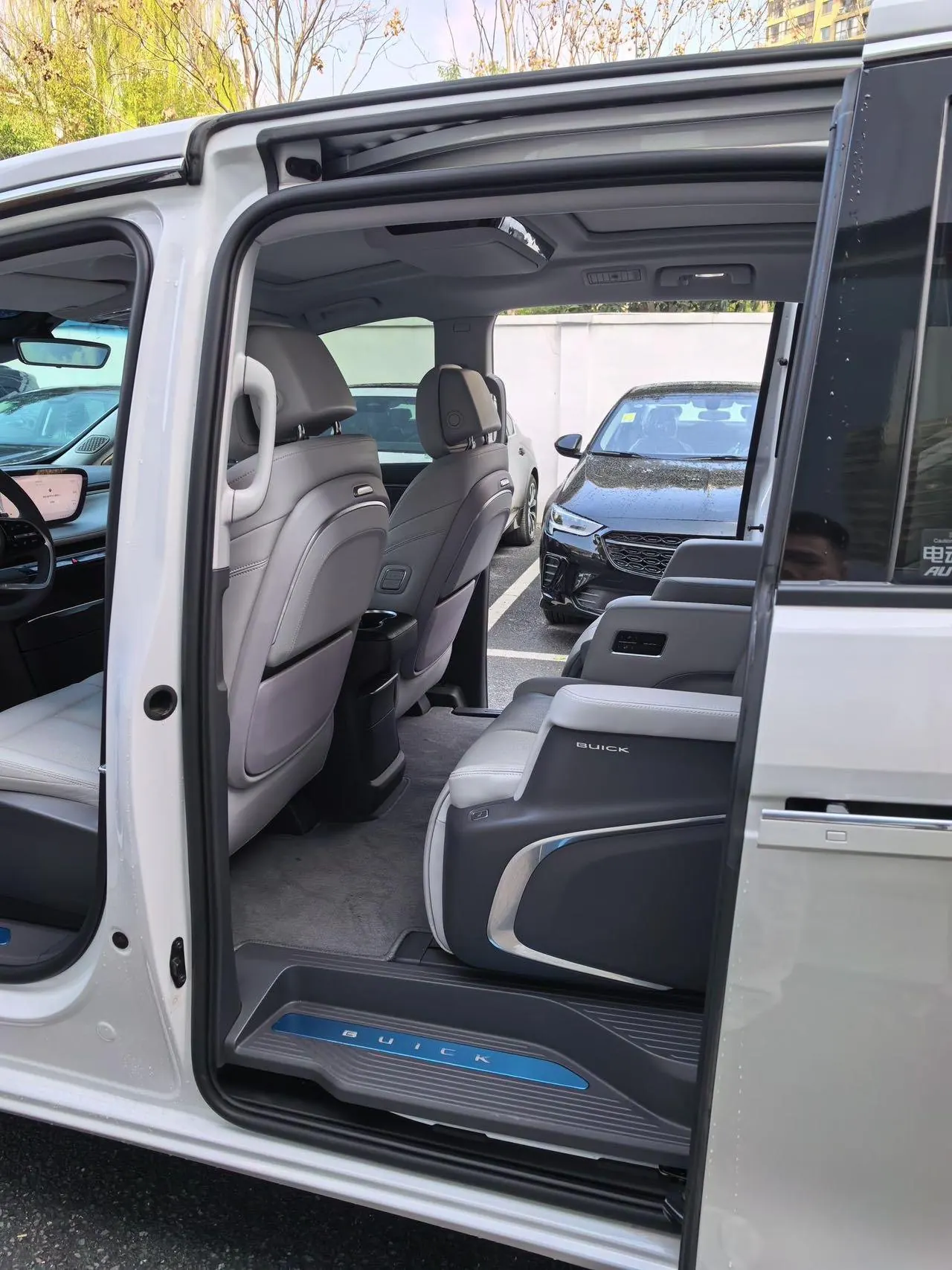 Buick 2025 GL8 ES Lu Zun 48V 2.0T Premium Edition Automatic Gear 5