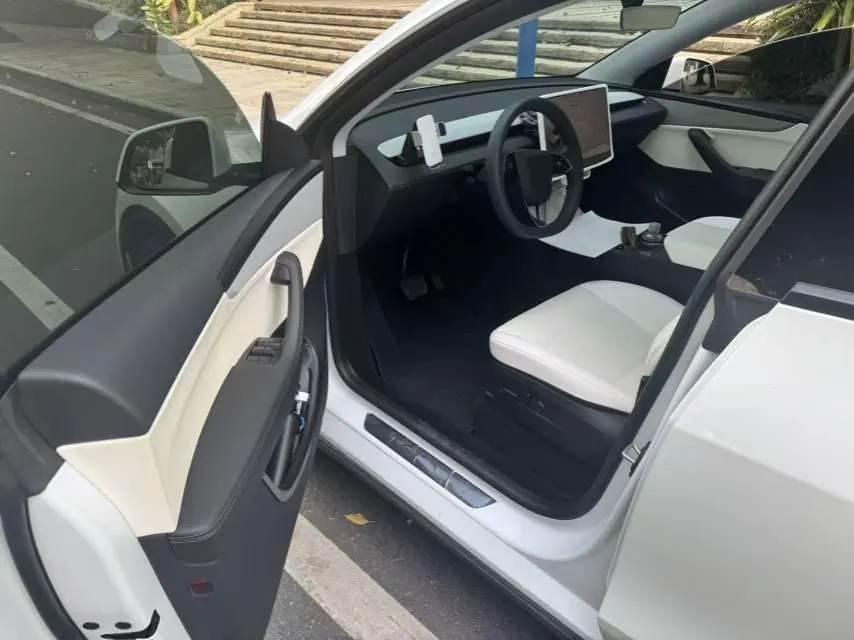 Tesla 2026 Model Y Long Range Rear-Wheel-Drive Automatic 2