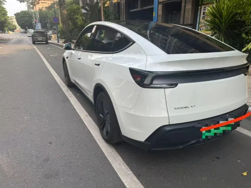 Tesla 2026 Model Y Long Range Rear-Wheel-Drive Automatic 3