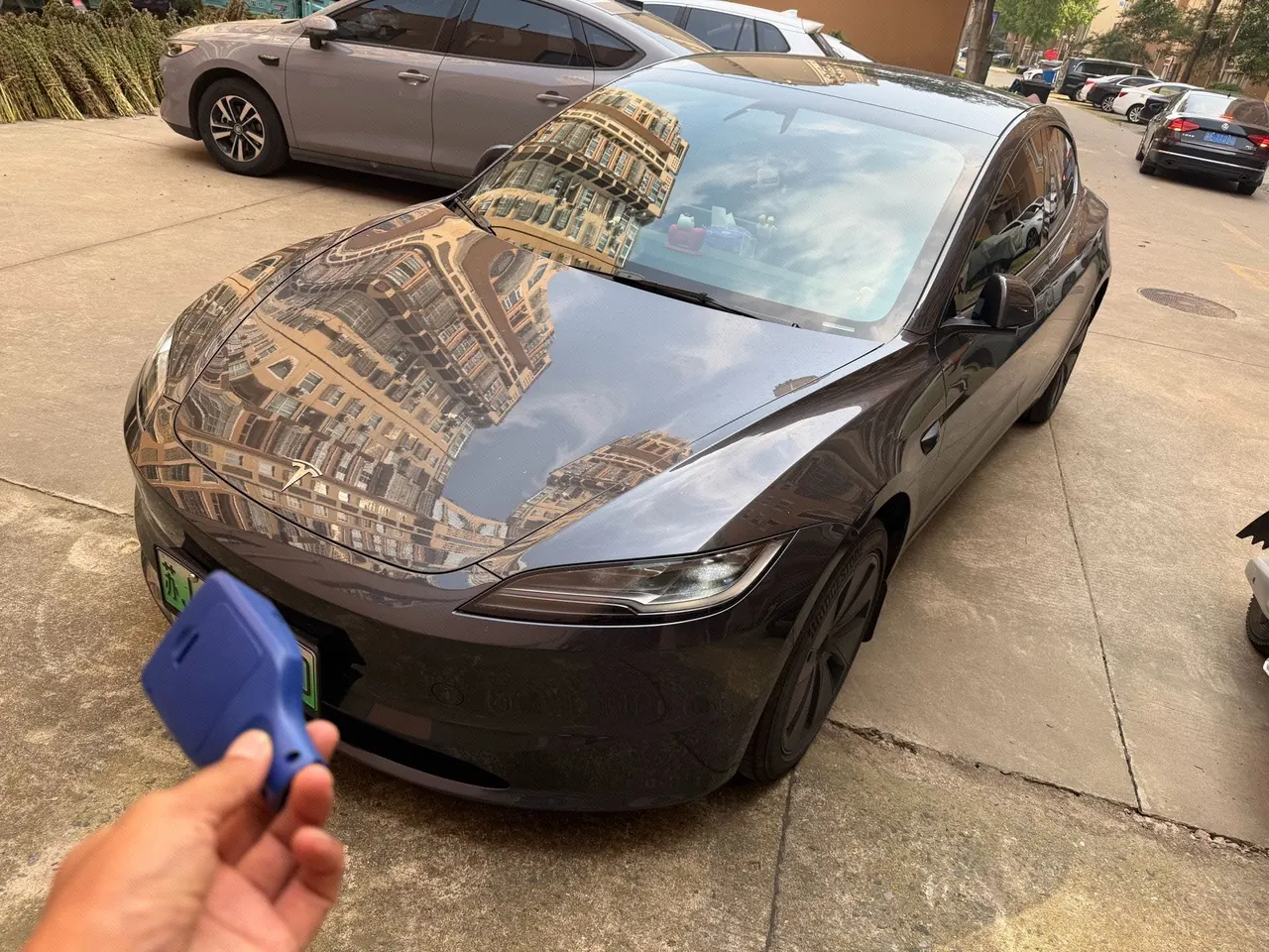 Open image lightbox: Tesla 2025 Model 3 rear-wheel drive version of automatic transmission