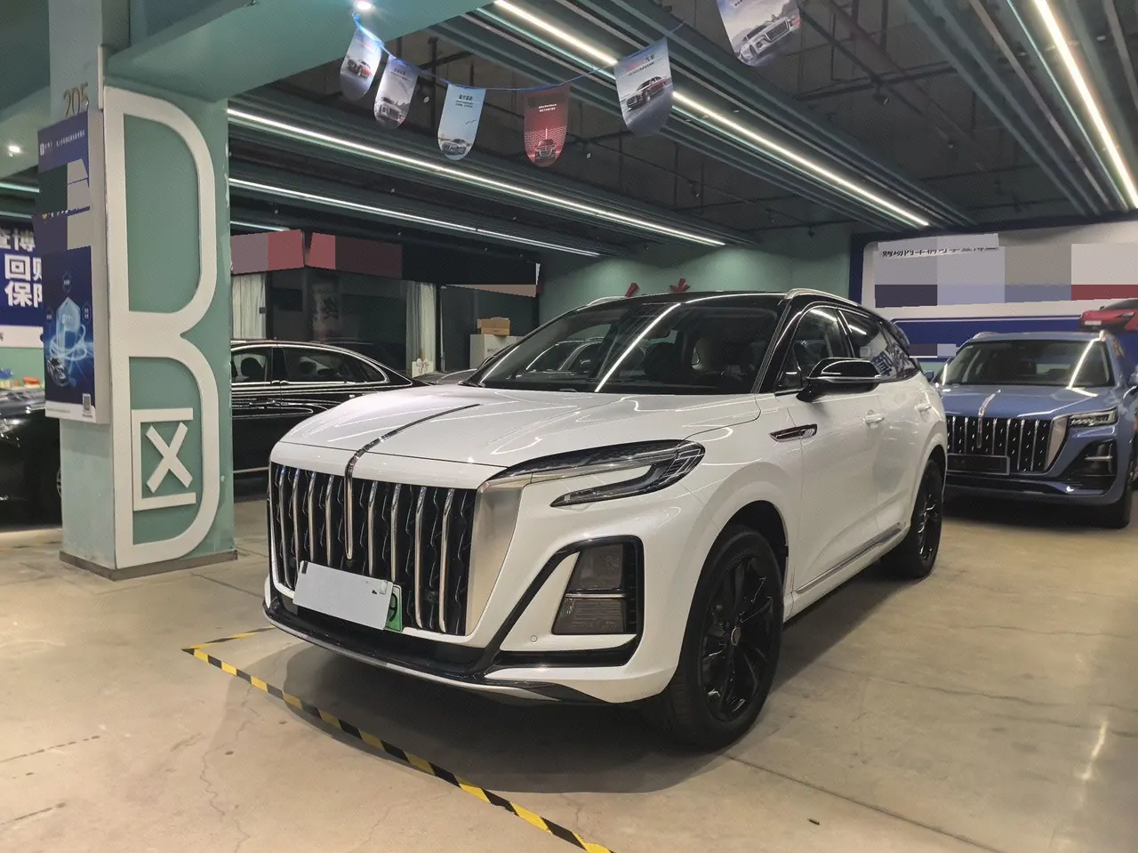 Открыть галерею: HongQi 2025 HS3 PHEV 1.5T 125km strength for 2 million commemorative automatic gear