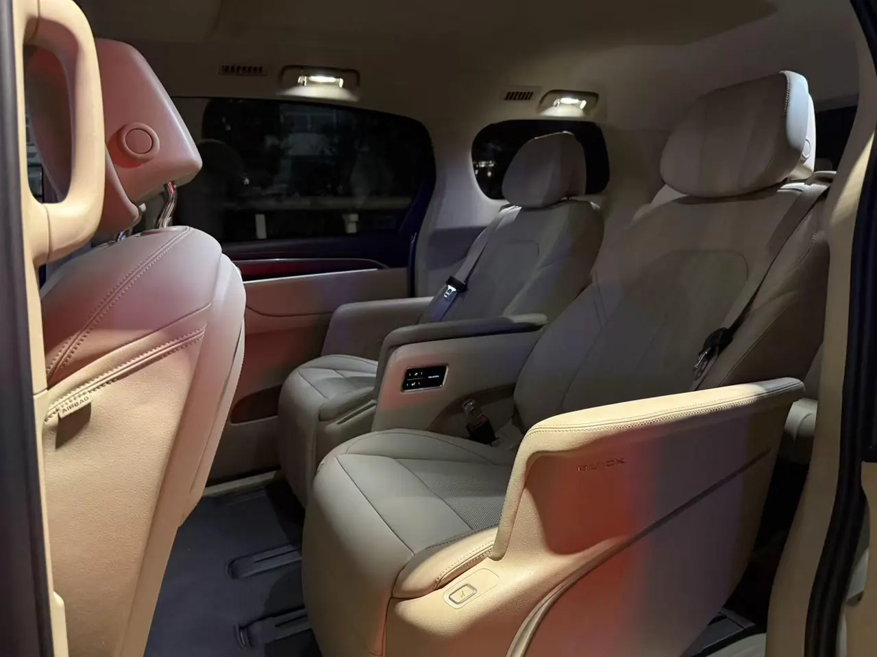 Buick 2025 GL8 Lu Shang 1.5T Premium Edition 7-seat Automatic Gear 5