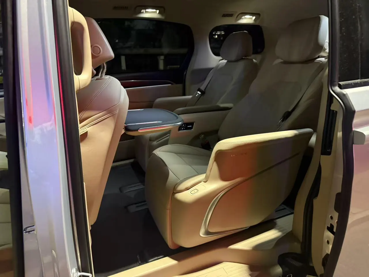 Buick 2025 GL8 Lu Shang 1.5T Premium Edition 7-seat Automatic Gear 7