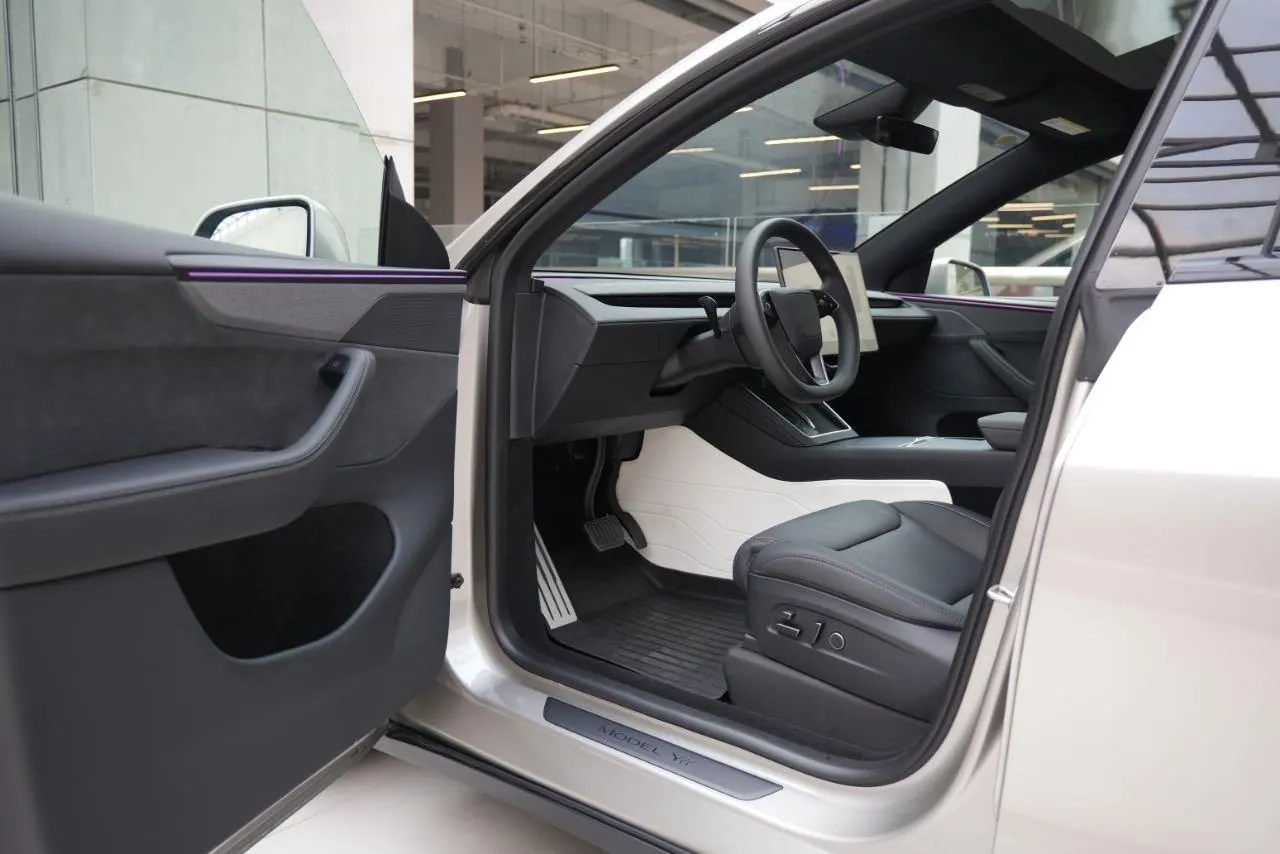 Tesla 2025 Model Y L Long Endurance All-Wheel Drive Automatic Transmission 2