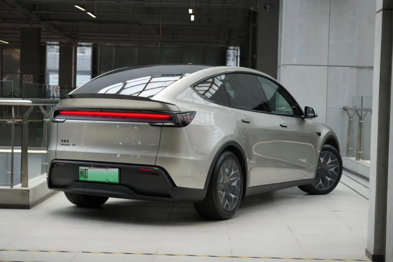 Tesla 2025 Model Y L Long Endurance All-Wheel Drive Automatic Transmission 3
