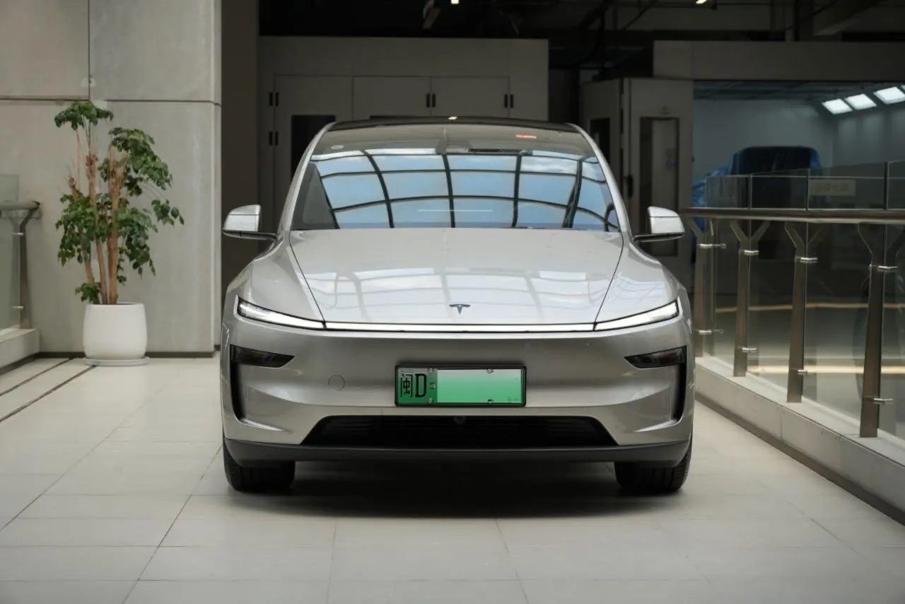 Tesla 2025 Model Y L Long Endurance All-Wheel Drive Automatic Transmission 4