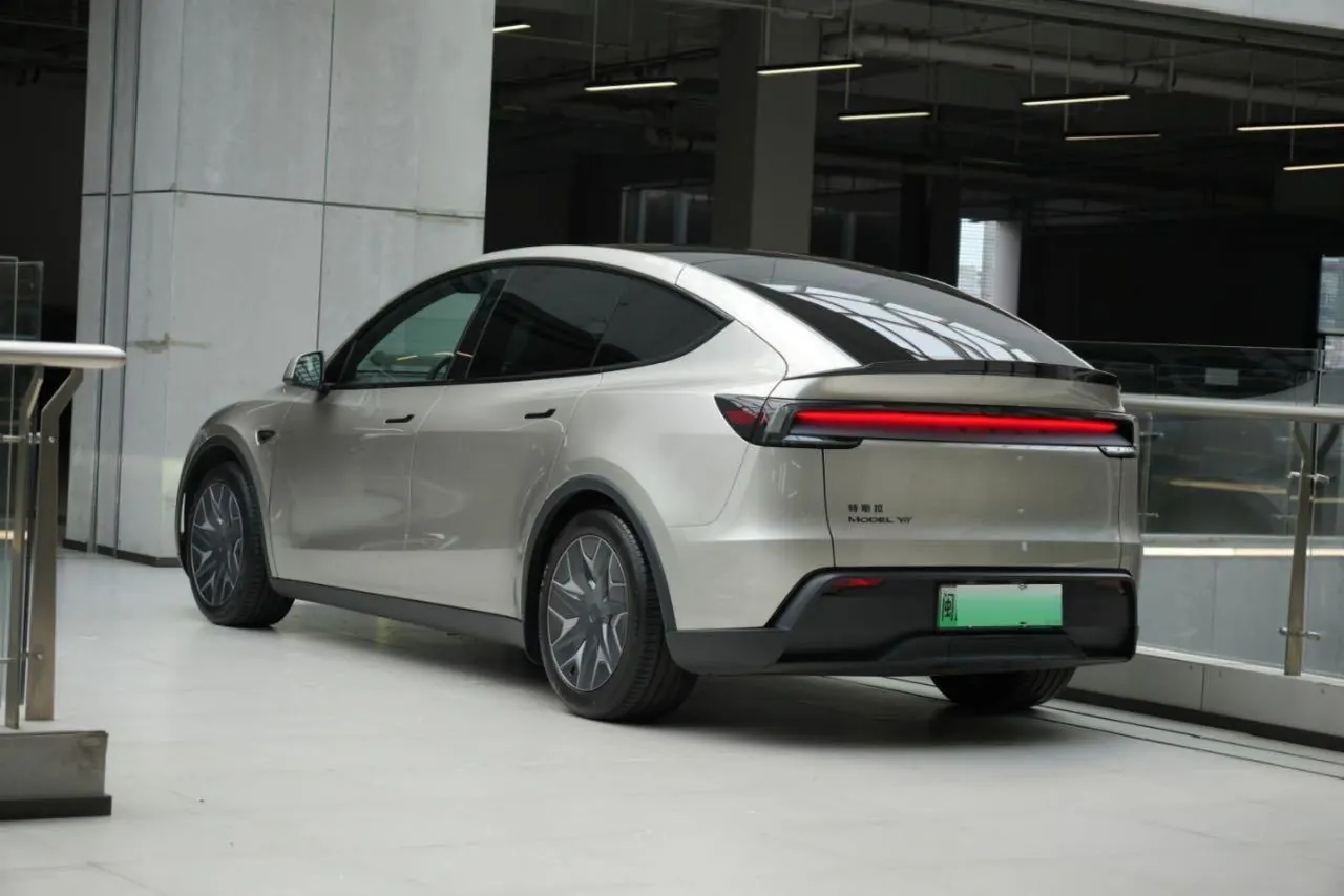 Tesla 2025 Model Y L Long Endurance All-Wheel Drive Automatic Transmission 5