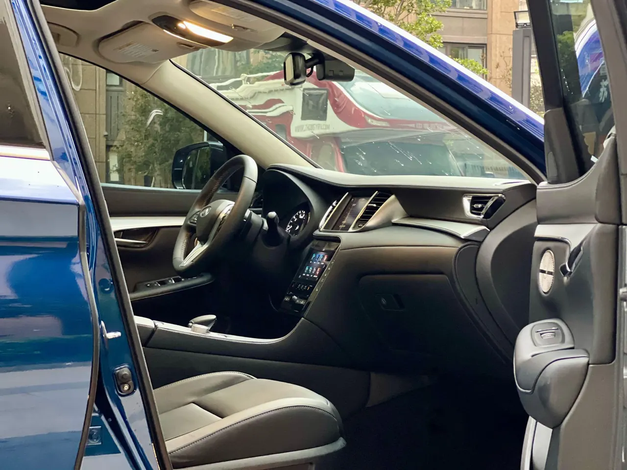Infiniti 2020 QX50 2.0T Stepless Four-wheel Drive Elite Edition Automatic Gear 15