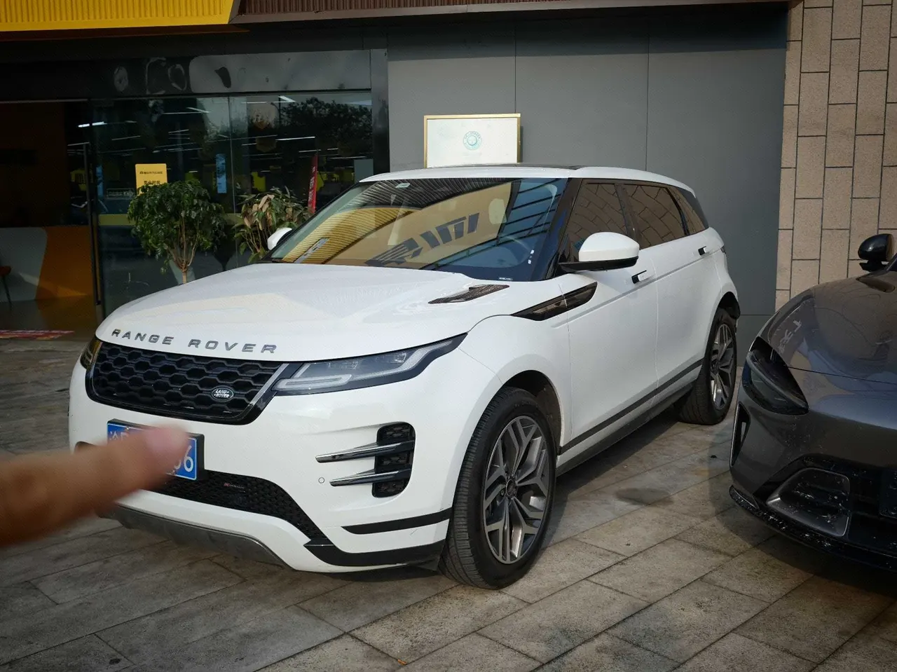 打开图片灯箱:Land Rover 2023 Range Rover Aurora L 48V 2.0T 249PS Corinth Bronze Special Edition Automatic Gear