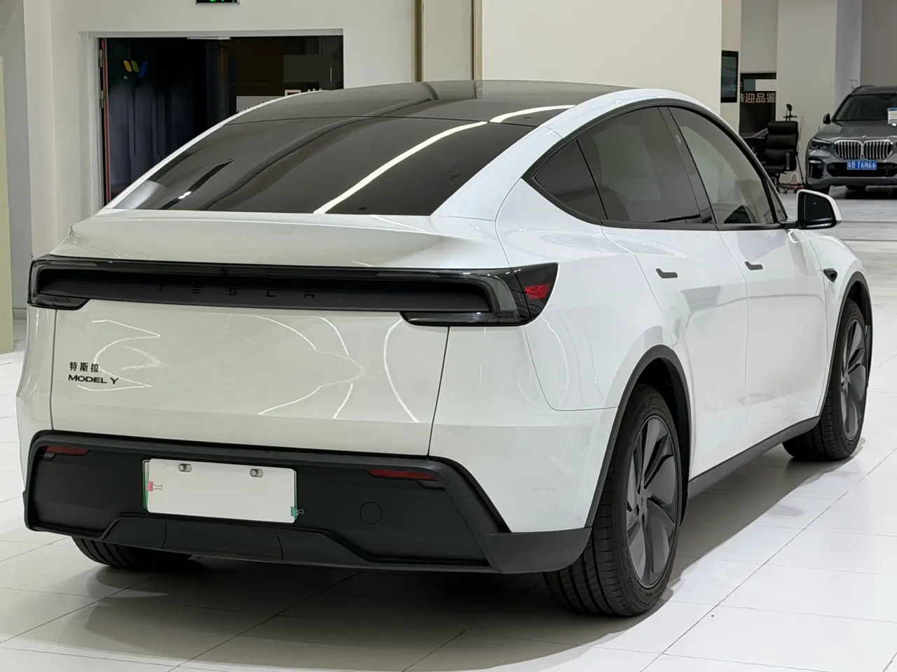 Tesla 2026 Model Y Rear-Wheel-Drive Automatic 4