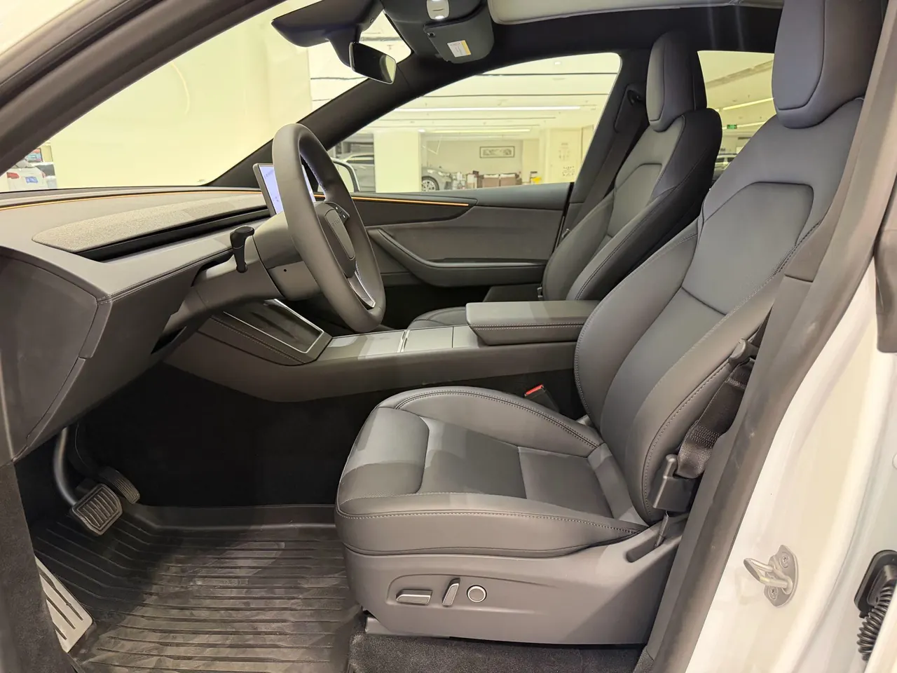Tesla 2026 Model Y Rear-Wheel-Drive Automatic 5
