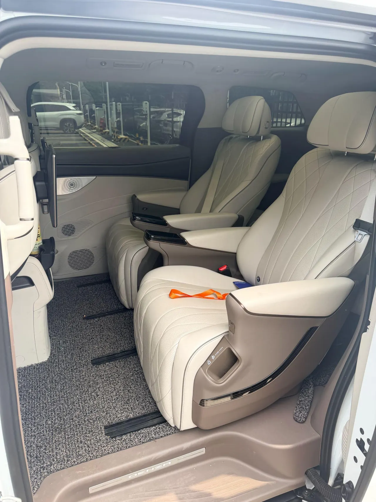 Denza 2022 Denza D9 DM-i 1.5T stepless 970 four-wheel drive flagship automatic gear 5