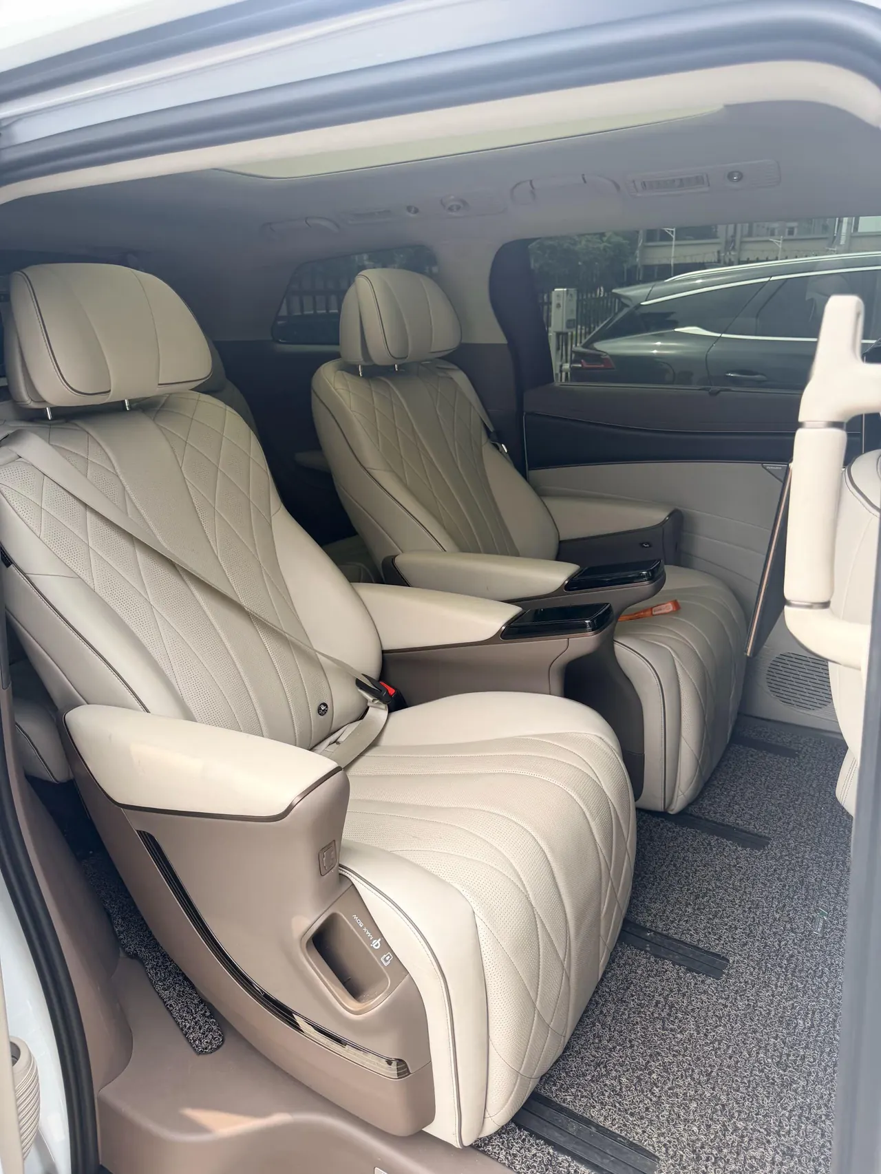 Denza 2022 Denza D9 DM-i 1.5T stepless 970 four-wheel drive flagship automatic gear 6