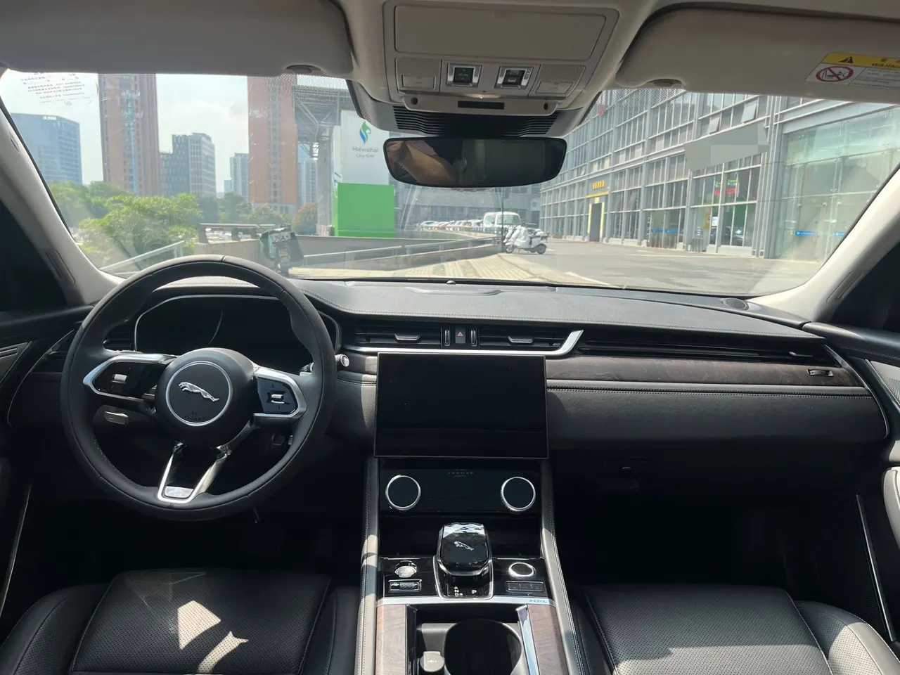 Jaguar 2023 XFL 2.0T P 12500.00g Drive Enjoy Luxury Gold Edition Automatic Gear 4