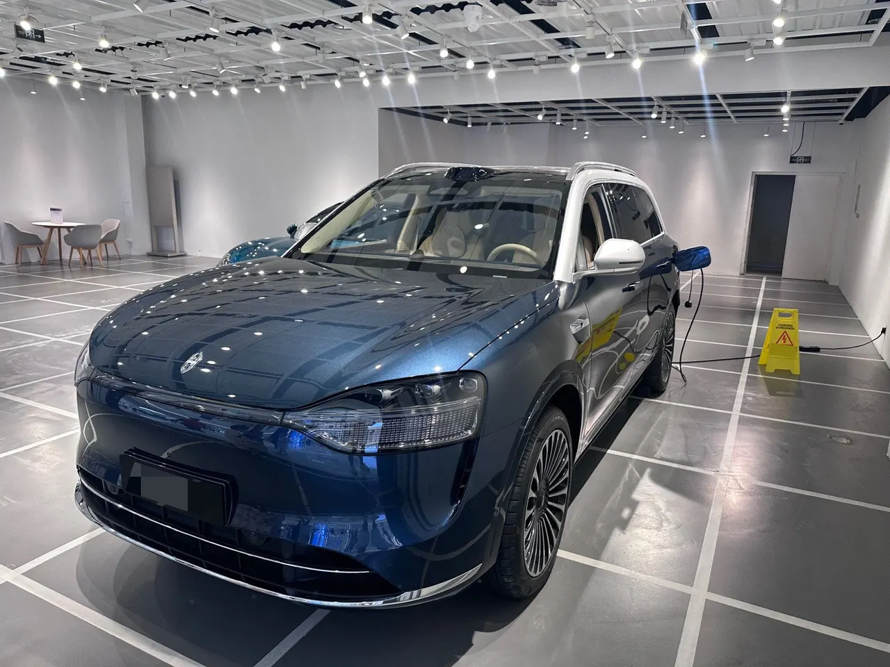 打开图片灯箱:AITO 2025 AITO M9 extended range Ultra version 52kWh6 seat version automatic gear