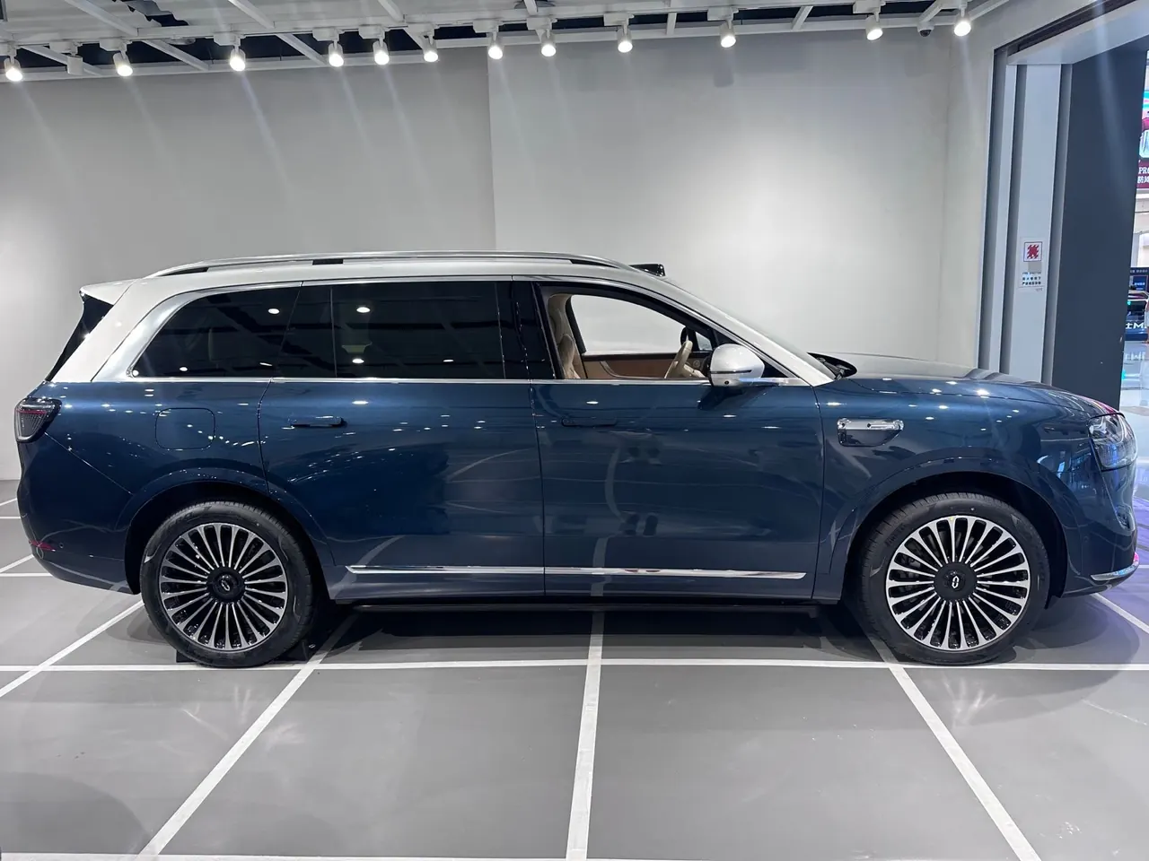 AITO 2025 AITO M9 extended range Ultra version 52kWh6 seat version automatic gear 3