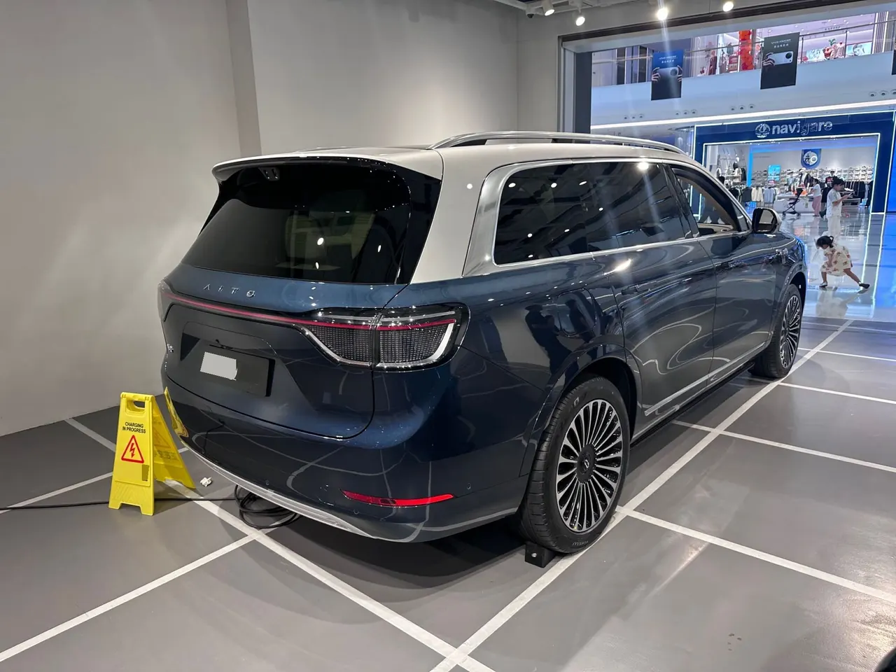 AITO 2025 AITO M9 extended range Ultra version 52kWh6 seat version automatic gear 4