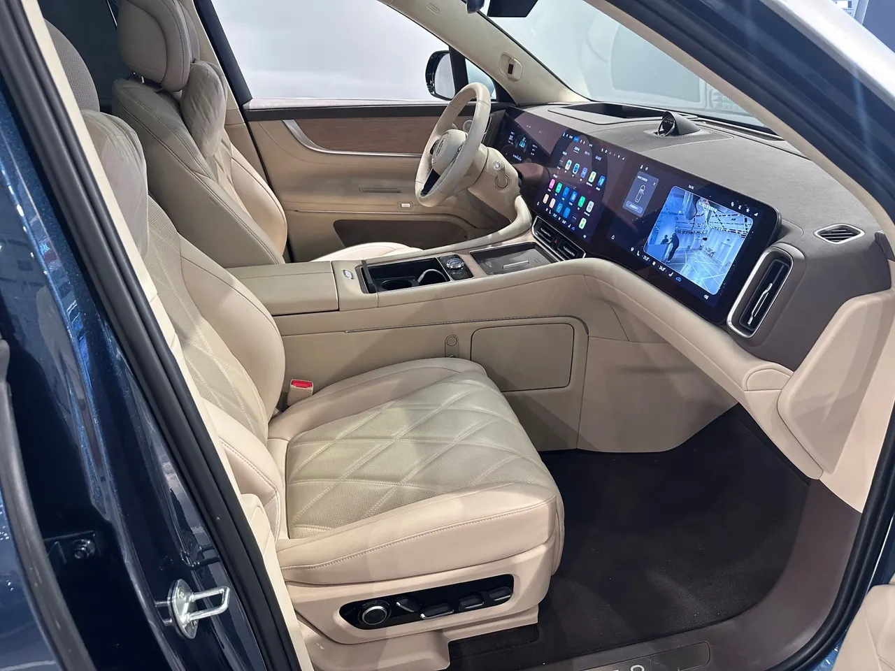 AITO 2025 AITO M9 extended range Ultra version 52kWh6 seat version automatic gear 7