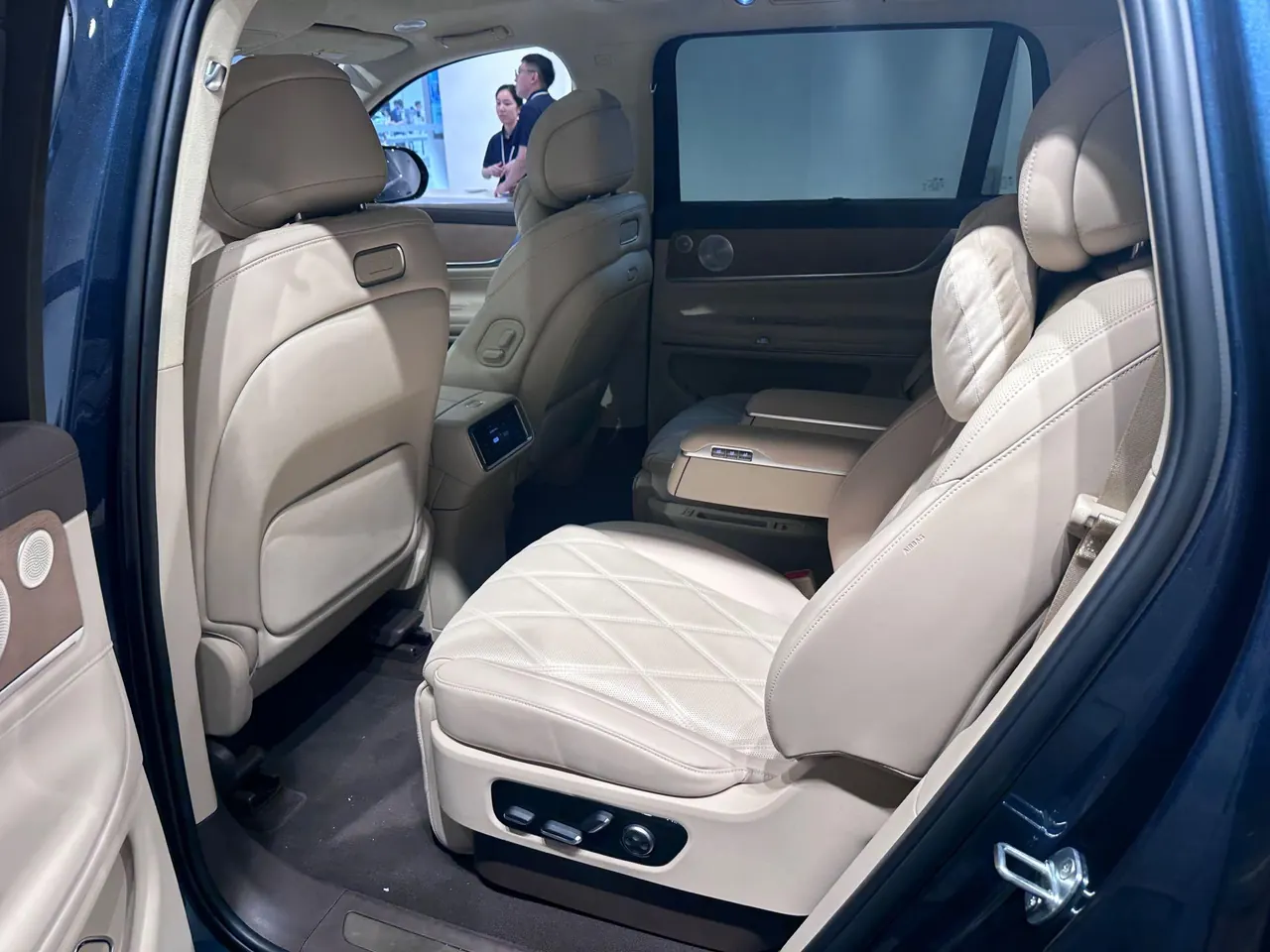 AITO 2025 AITO M9 extended range Ultra version 52kWh6 seat version automatic gear 8