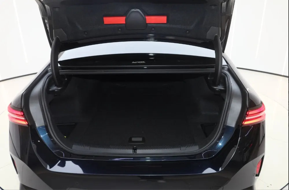 BMW 2024 i5 eDrive 35L M sports suit automatic gear 2