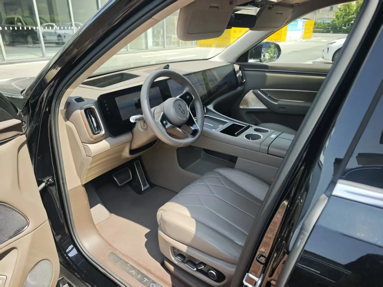 AITO 2025 AITO M8 Max 6-seat Long Endurance Edition (896-line Laser Radar) Automatic Gear 2