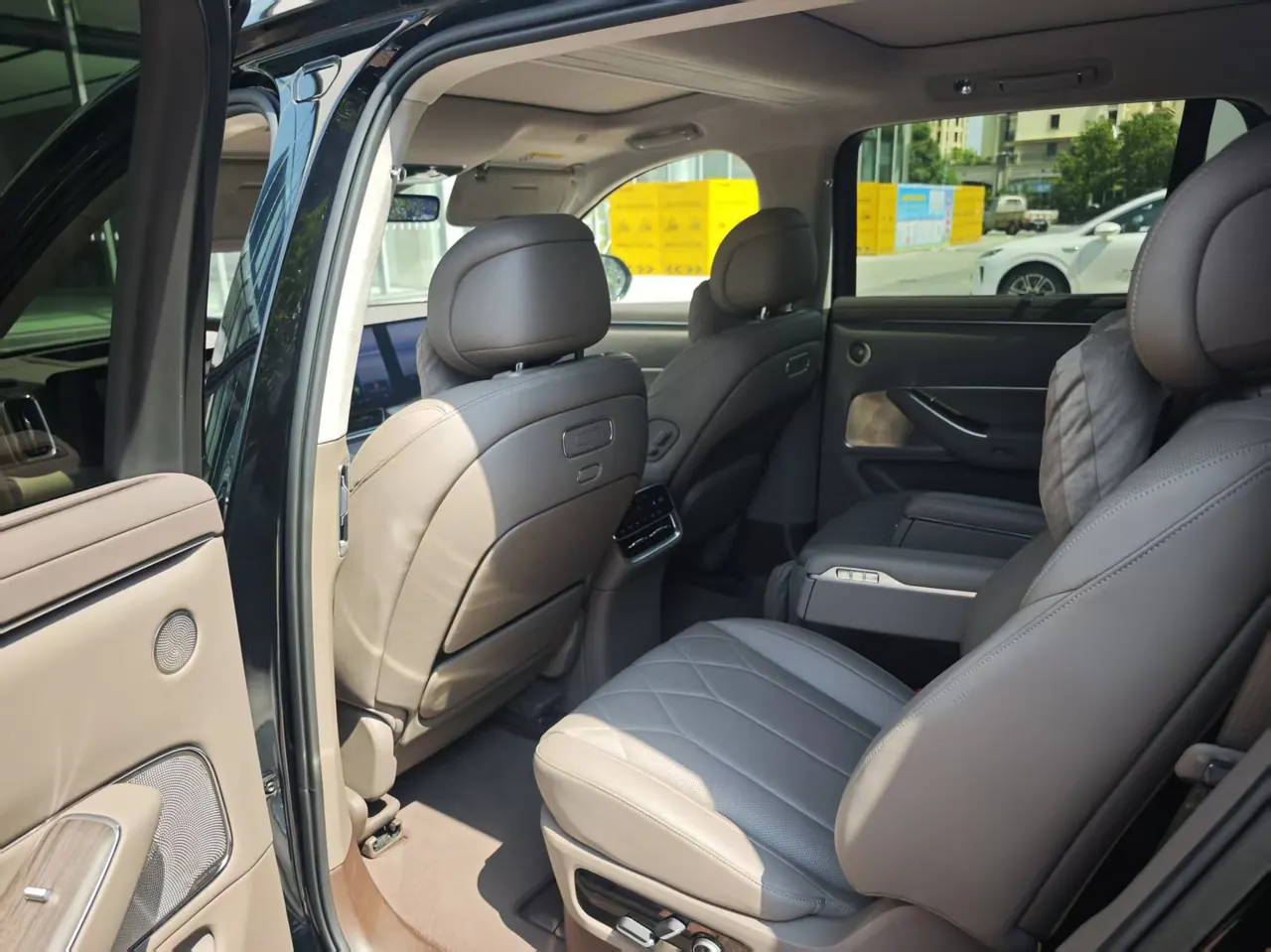 AITO 2025 AITO M8 Max 6-seat Long Endurance Edition (896-line Laser Radar) Automatic Gear 3