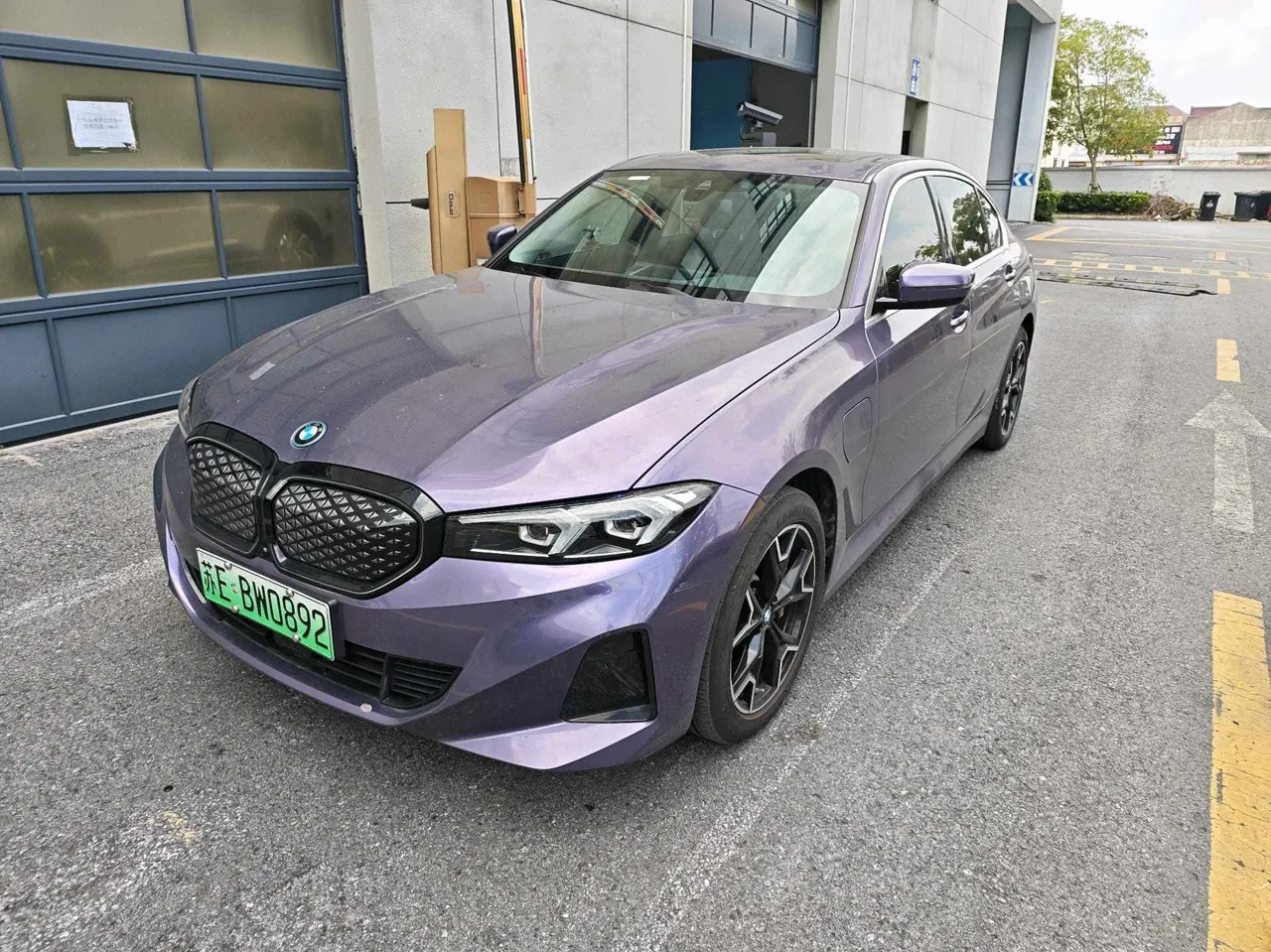 Open image lightbox: BMW 2025 i3 eDrive 35 L automatic gear