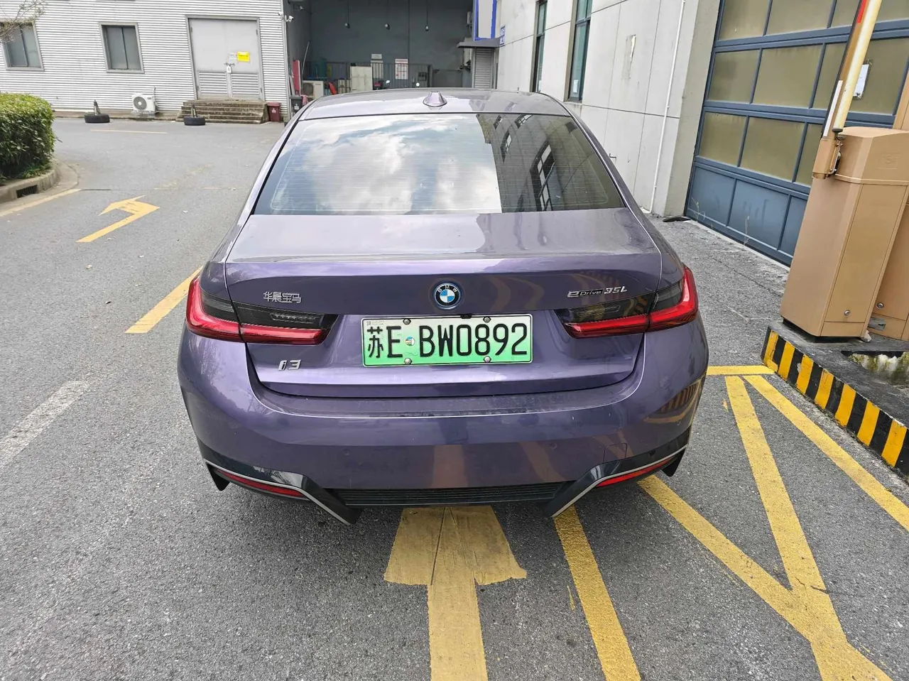 BMW 2025 i3 eDrive 35 L automatic gear 4