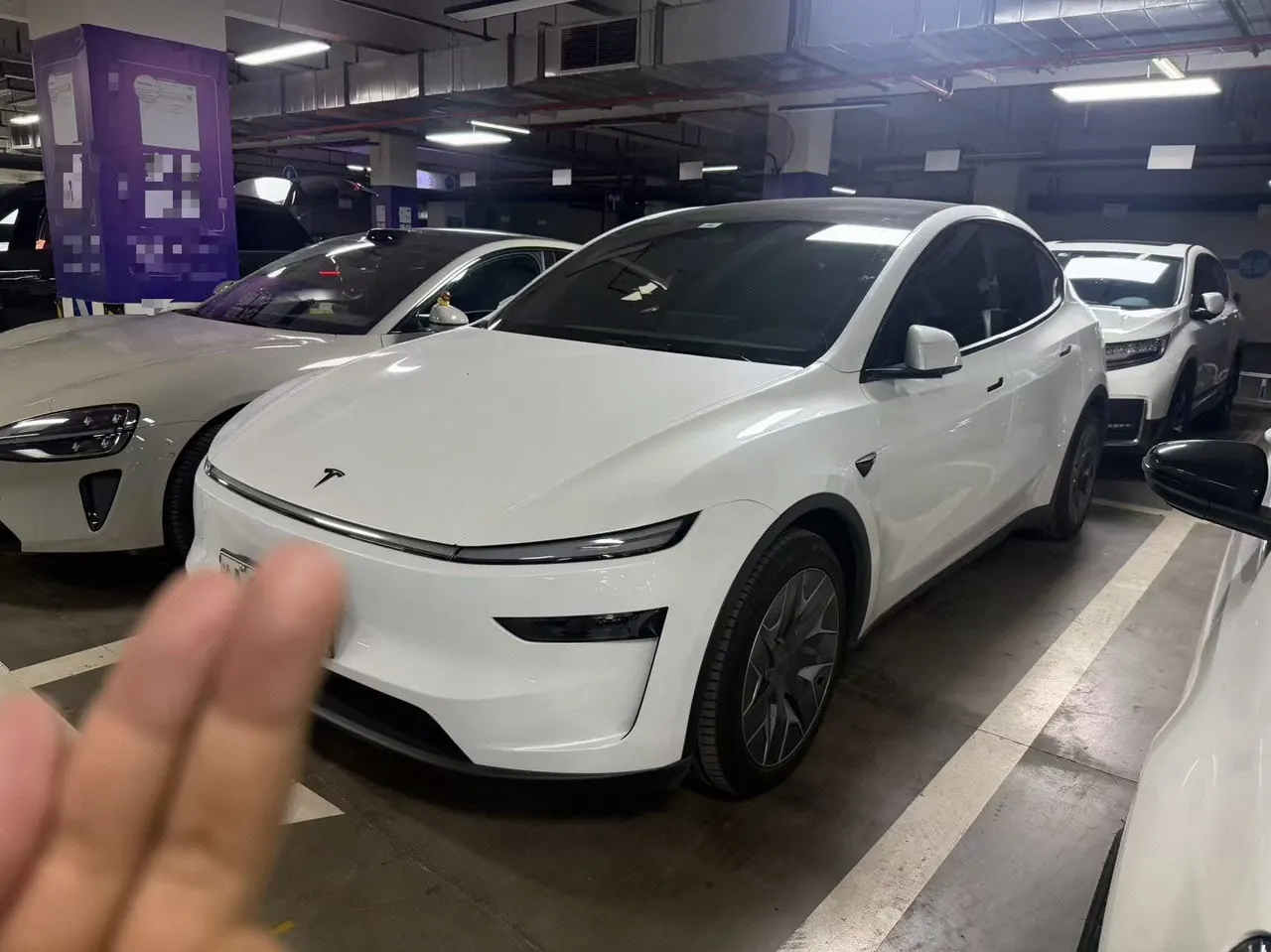 打开图片灯箱:Tesla 2025 Model Y L Long Endurance All-Wheel Drive Automatic Transmission