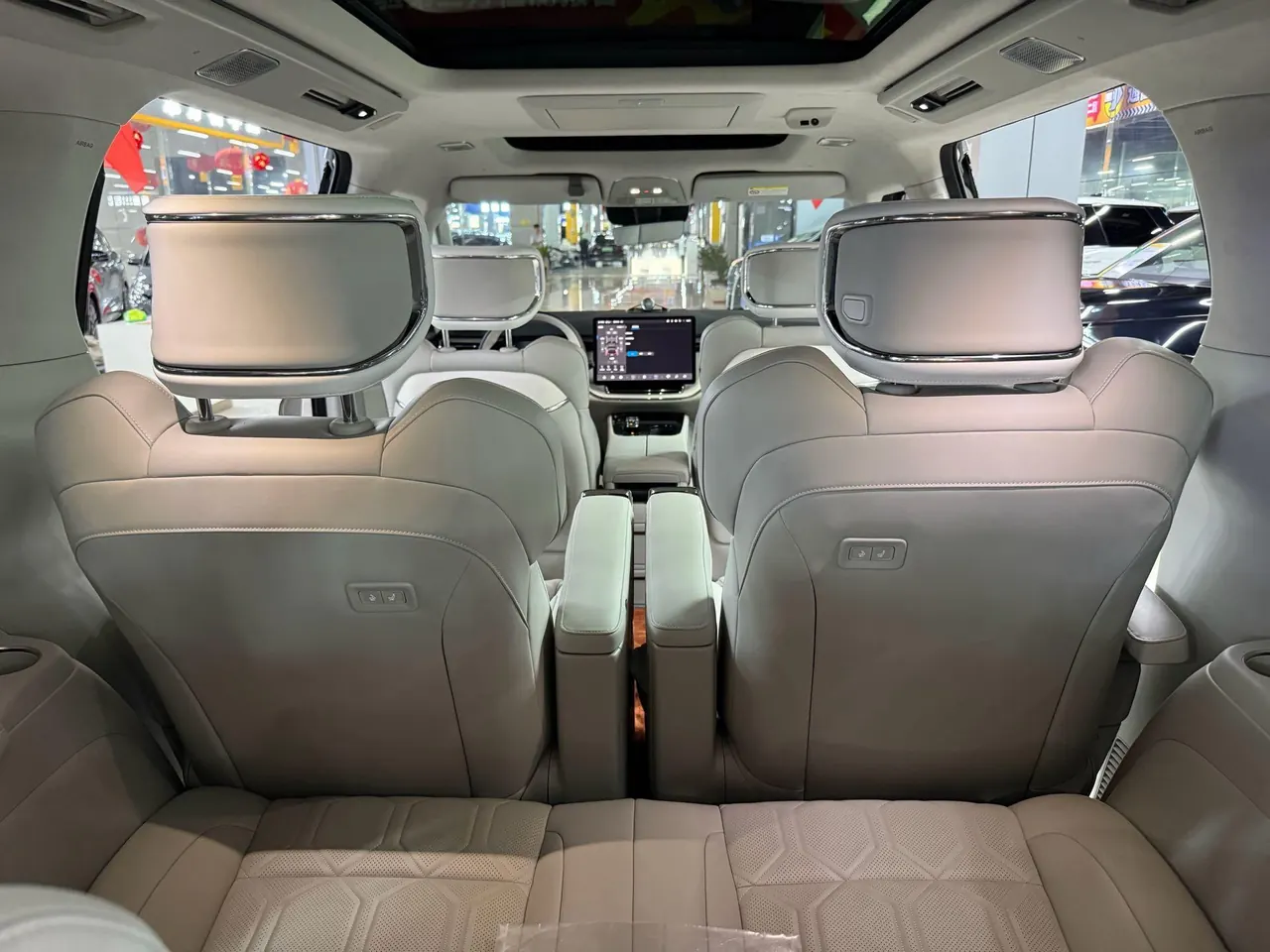 Volvo 2025 EM90 Ultra six-seat automatic gear 10