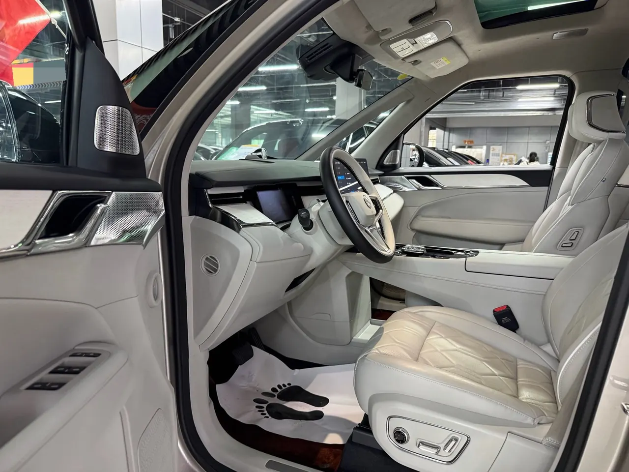Volvo 2025 EM90 Ultra six-seat automatic gear 5