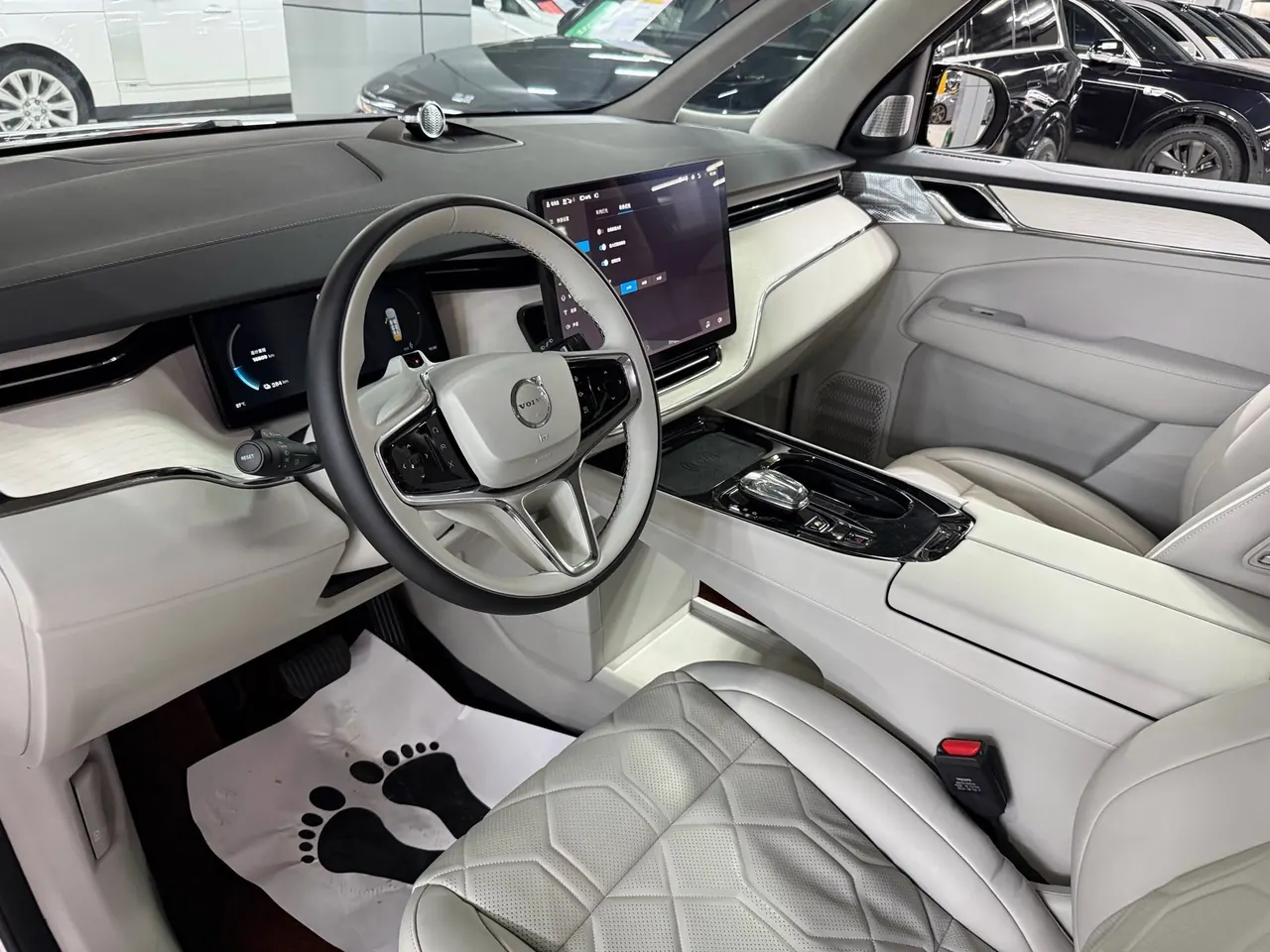 Volvo 2025 EM90 Ultra six-seat automatic gear 6