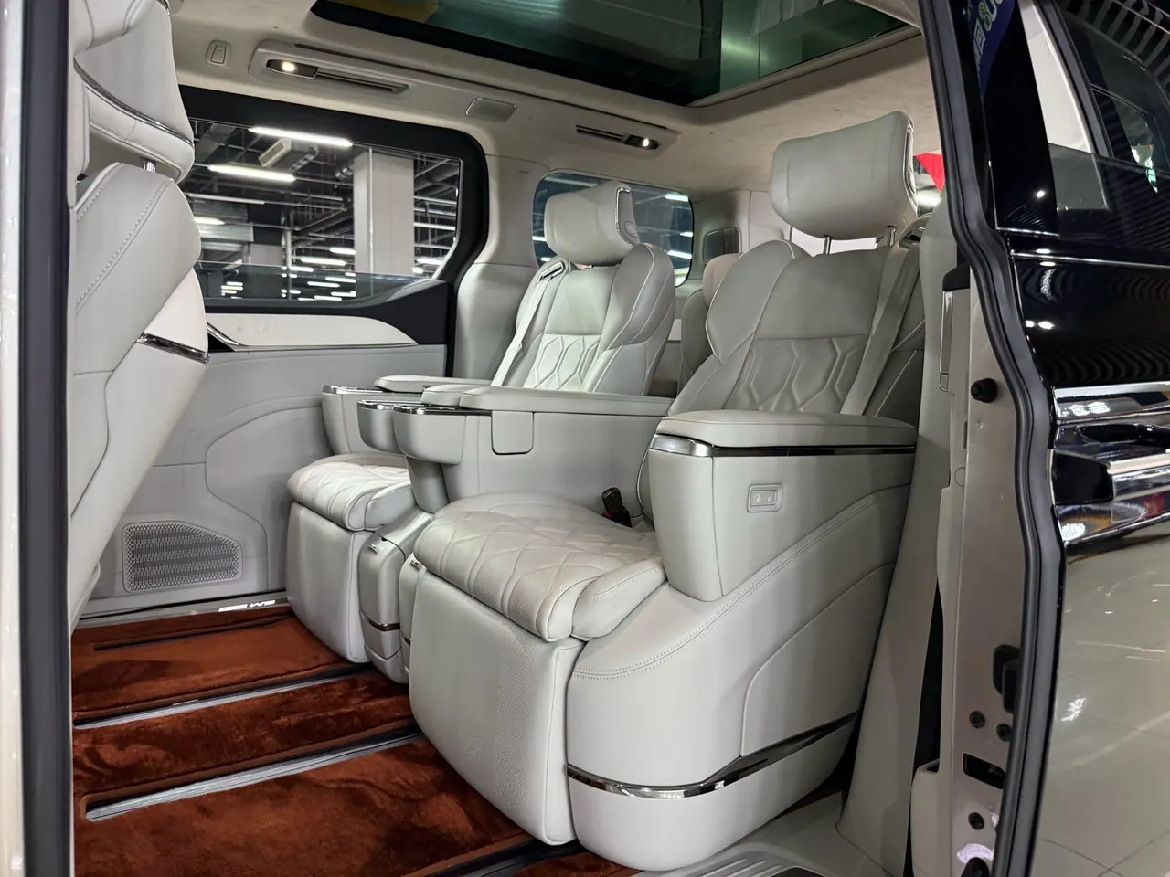 Volvo 2025 EM90 Ultra six-seat automatic gear 7