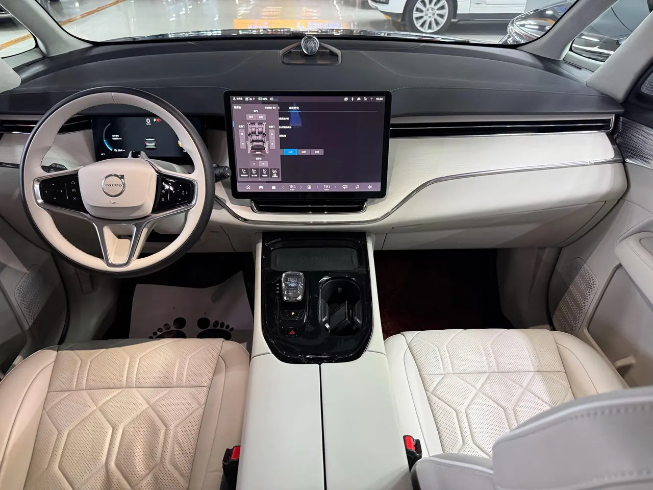 Volvo 2025 EM90 Ultra six-seat automatic gear 8