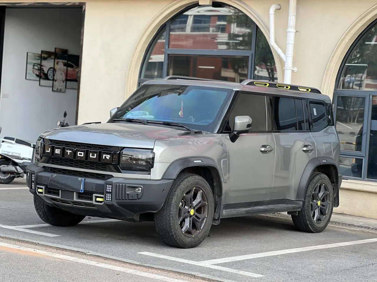 Open image lightbox: Jetour 2023 Traveler 2.0T 4WD Crossing PRO Automatic Gear