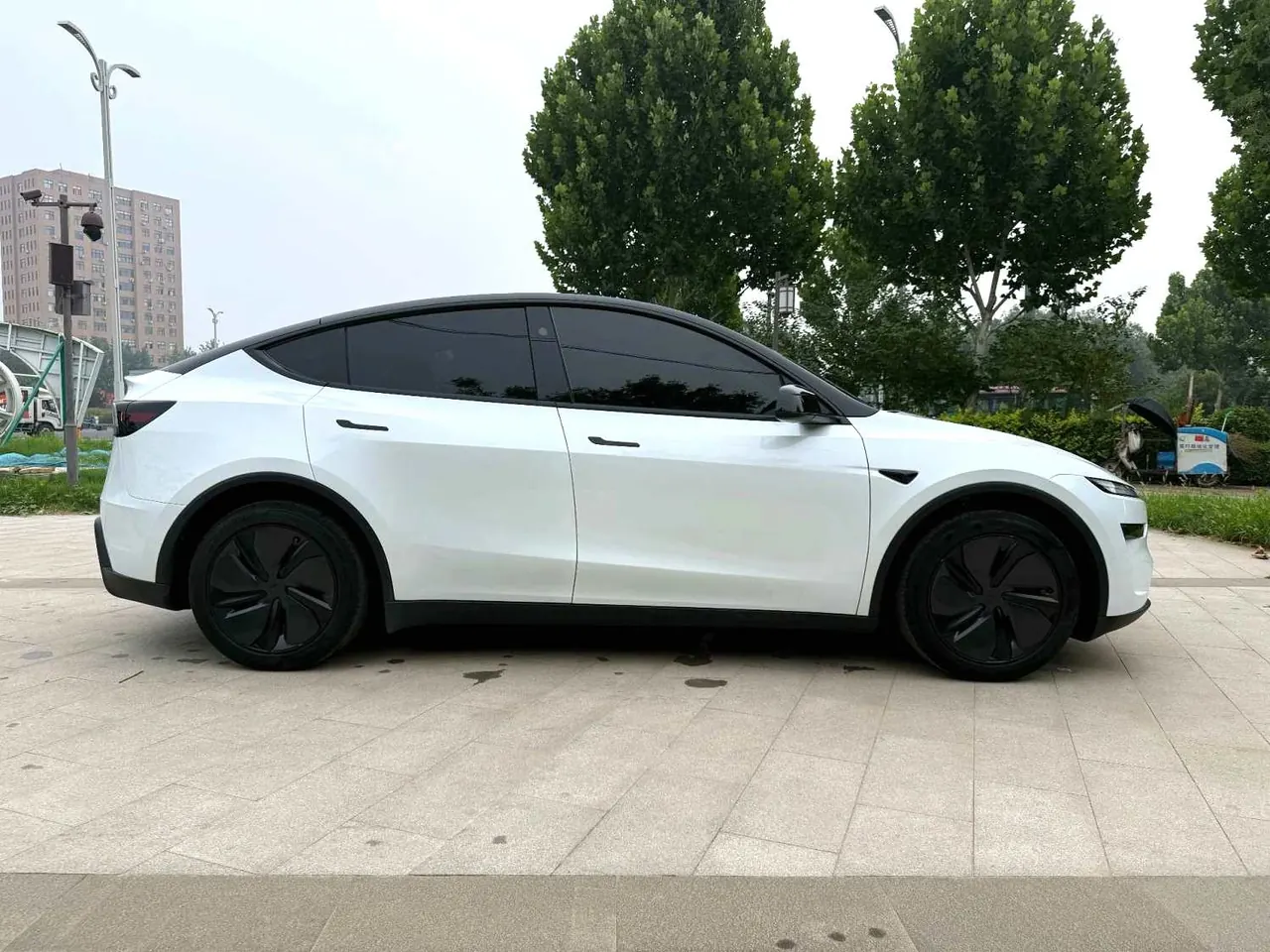 Tesla 2025 Model Y rear-wheel drive version automatic transmission 3