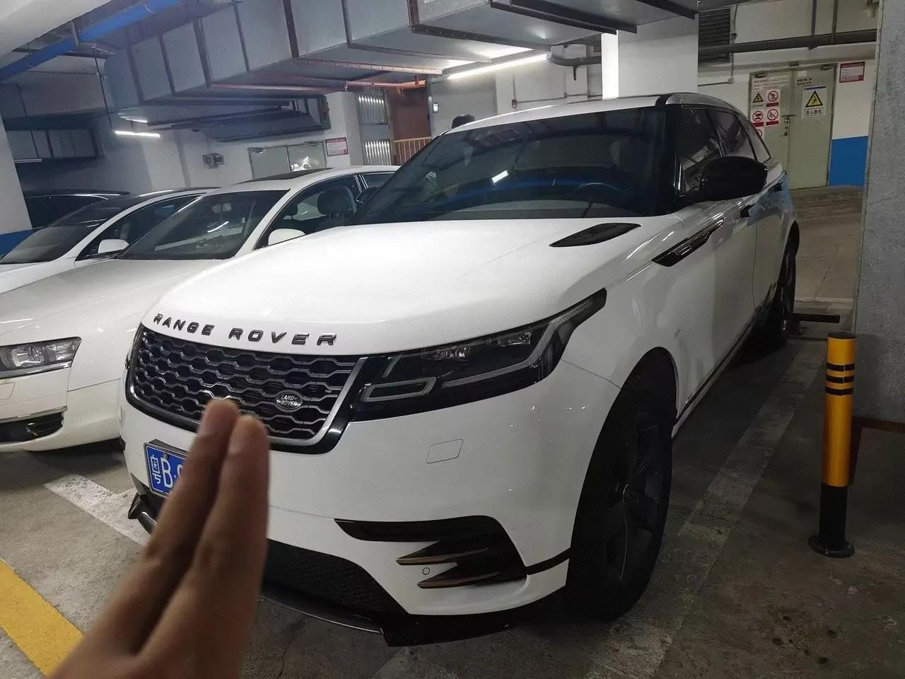Open image lightbox: Land Rover Range Rover Star Pulse (Imported) 2020 Range Rover Star Pulse 2.0T P250 R-DYNAMIC S Automatic Gear