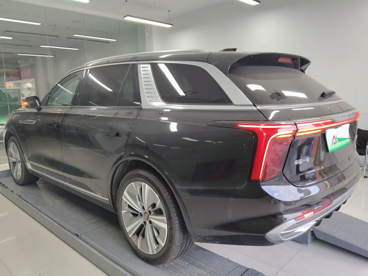 HongQi 2022 E-HS 9 690km Flag Edition 6-seat Automatic Gear 6