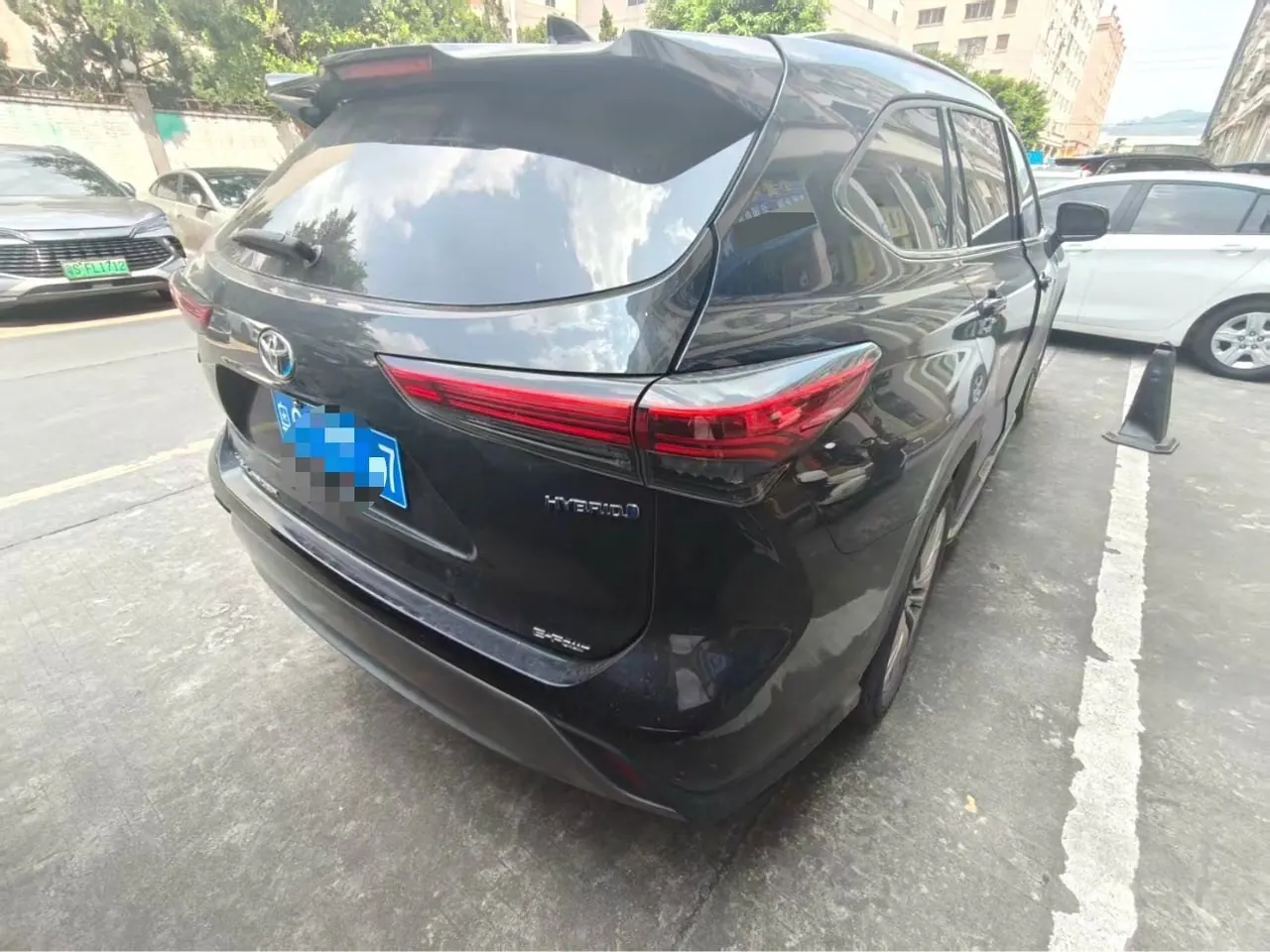 Toyota 2022 Highlander Dual Engine 2.5 Stepless Four-wheel Drive Premium Edition 7-seat Automatic Gear 2
