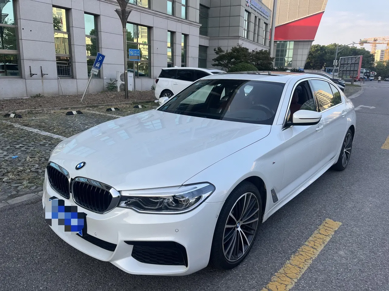 Открыть галерею: BMW 5 Series 2020 530Li 2.0T Exclusive M Sports Suit Automatic Gear
